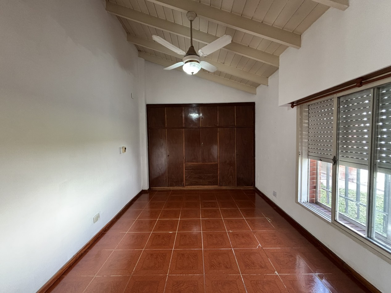 Chalet 3 ambientes en rotonda, Ciudad Evita