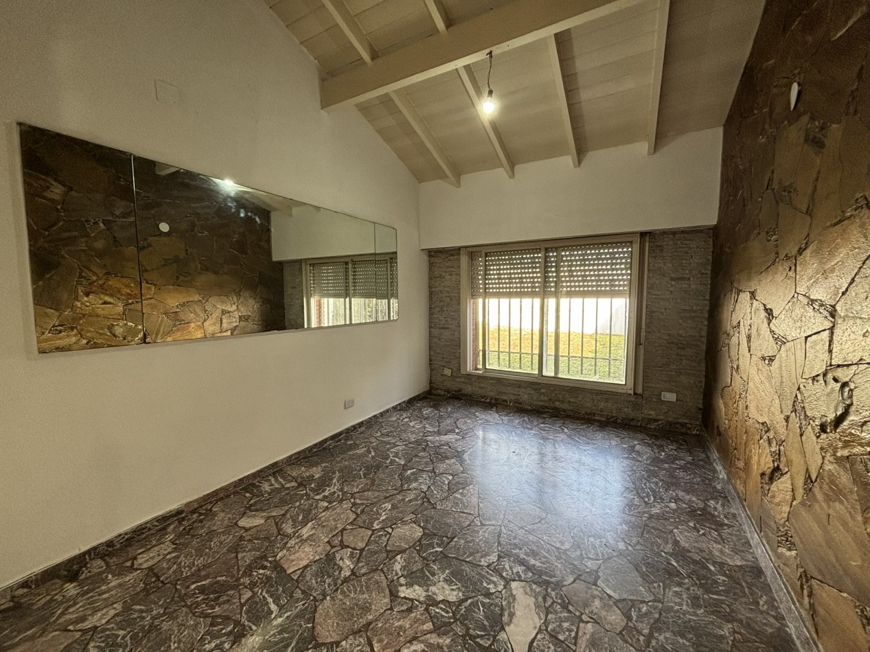 Chalet 3 ambientes en rotonda, Ciudad Evita