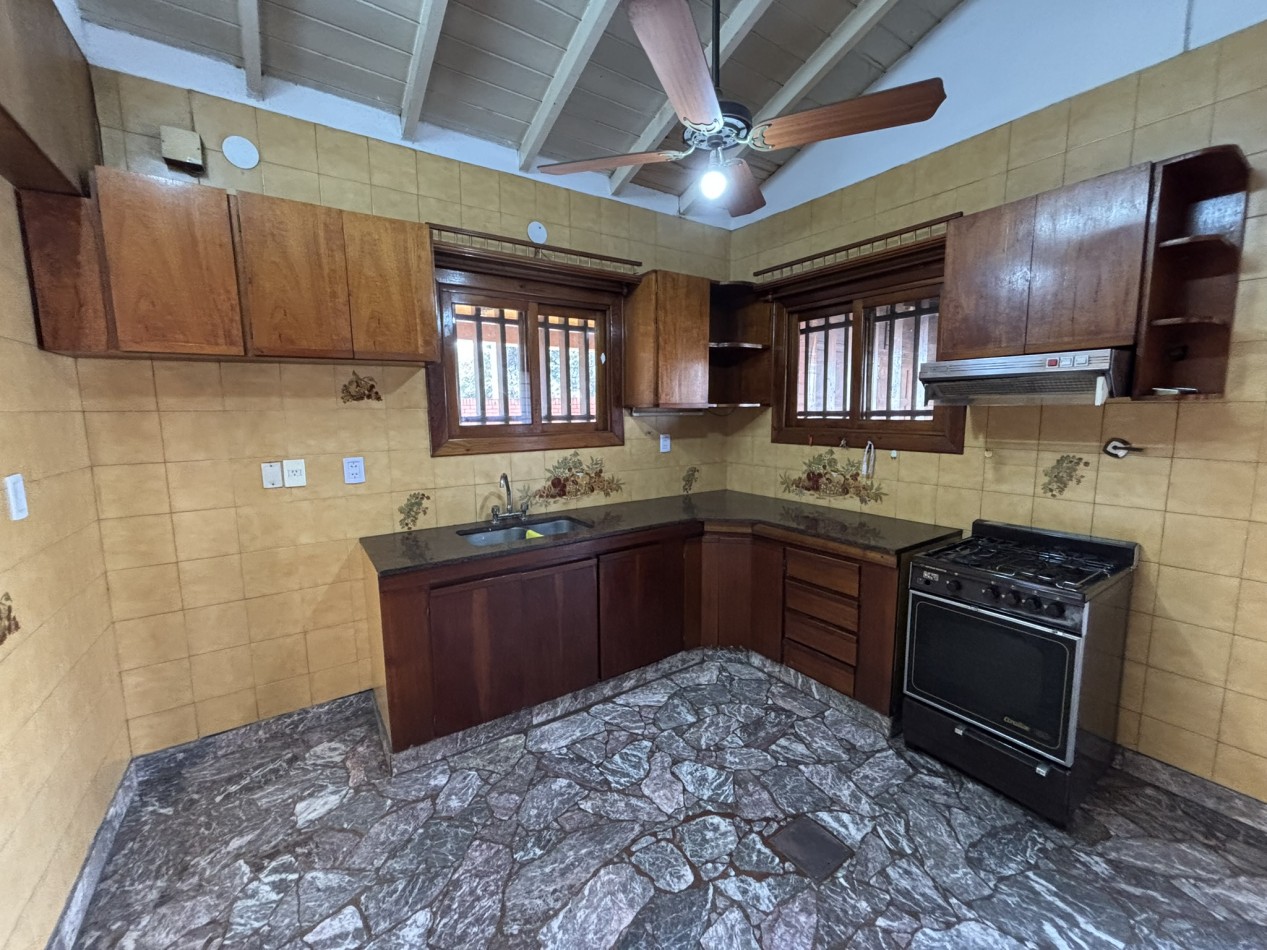 Chalet 3 ambientes en rotonda, Ciudad Evita