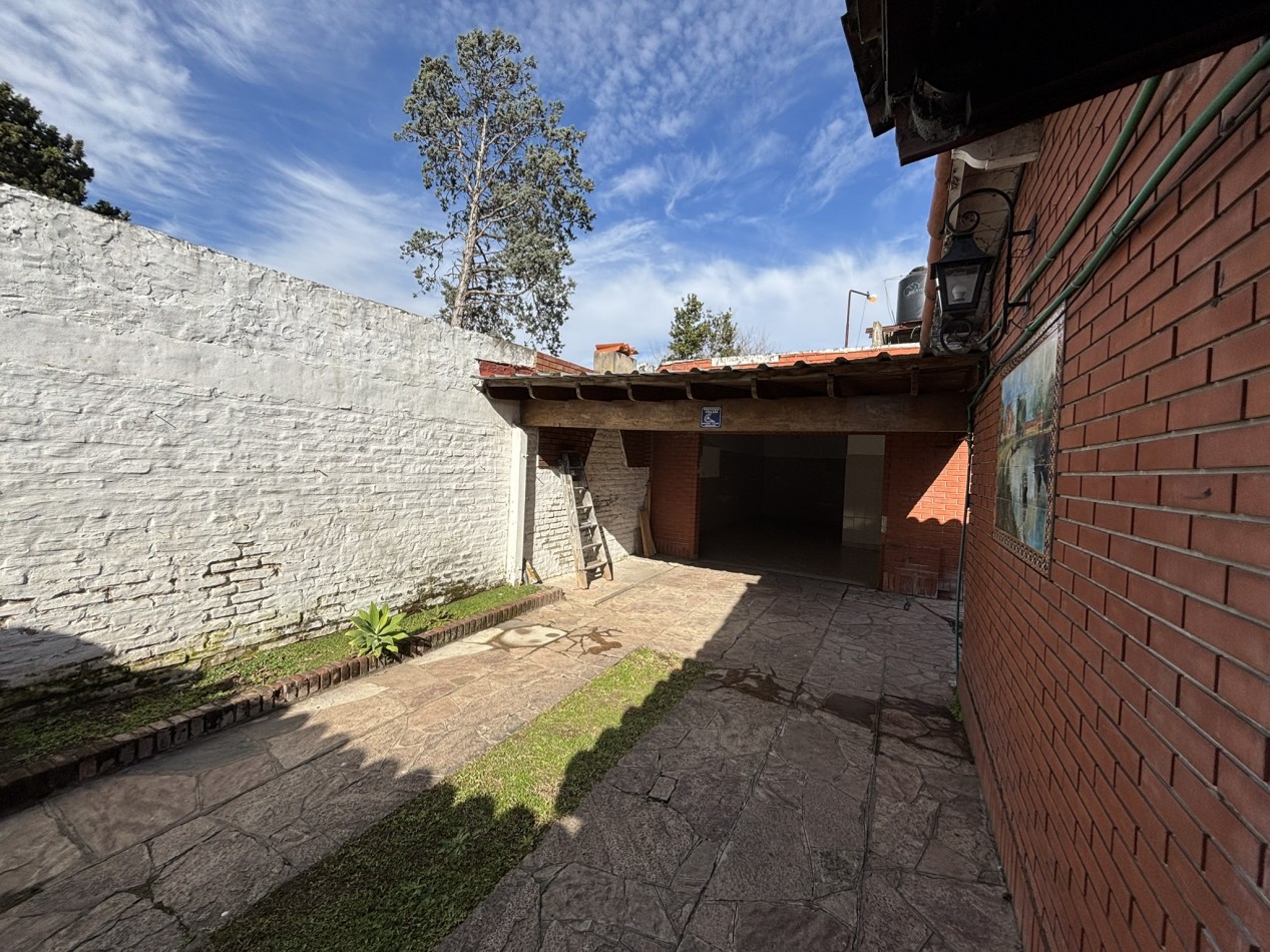 Chalet 3 ambientes en rotonda, Ciudad Evita