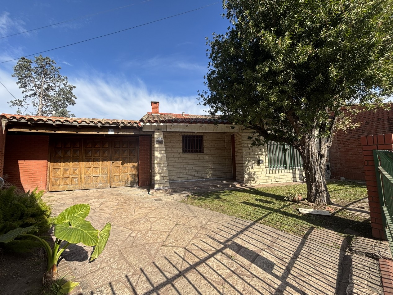 Chalet 3 ambientes en rotonda, Ciudad Evita